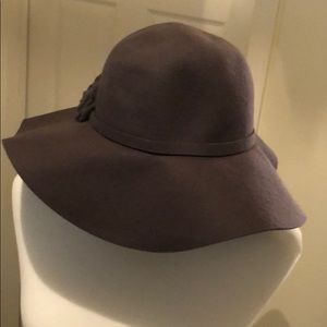 Grey wool hat with rose detail